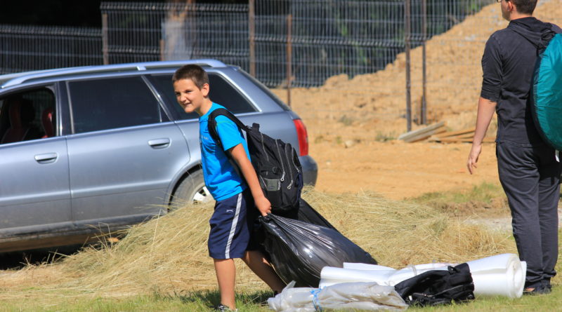O tabără avem și pe aia să o dormim? O tabără avem și pe aia să o dormim?